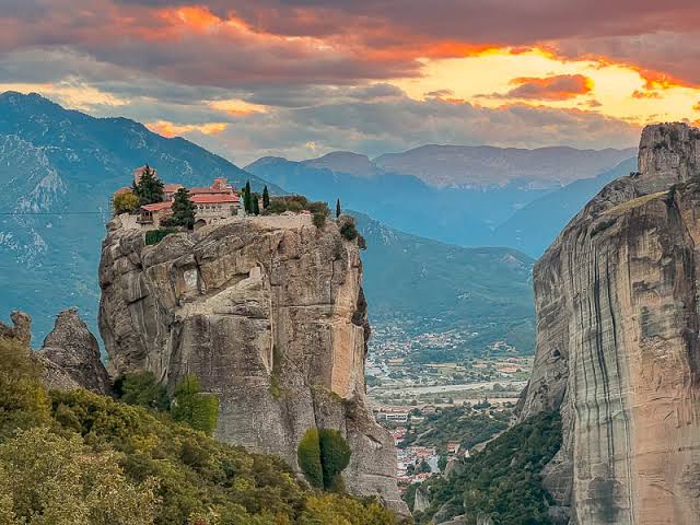Mosteiros de Meteora no topo das rochas
